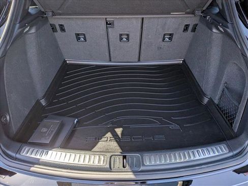 Used 2025 Porsche Macan AWD/4WD image 6