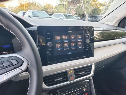 New 2025 Volkswagen Taos SE image 9