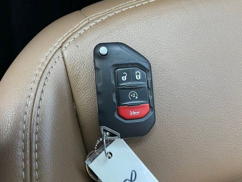 Used 2020 Jeep Gladiator Rubicon w/ Uconnect 4C Nav & Sound Group image 24