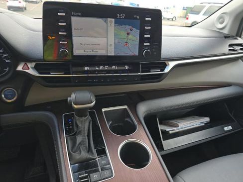 Used 2024 Toyota Sienna XLE w/ XLE Plus Package image 8