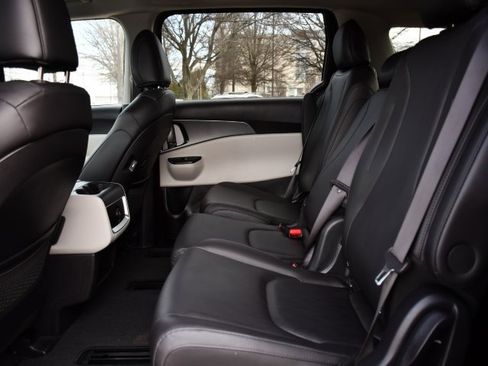 Used 2024 Kia Carnival LX image 15