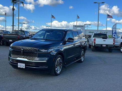Used 2025 Lincoln Navigator Reserve image 9