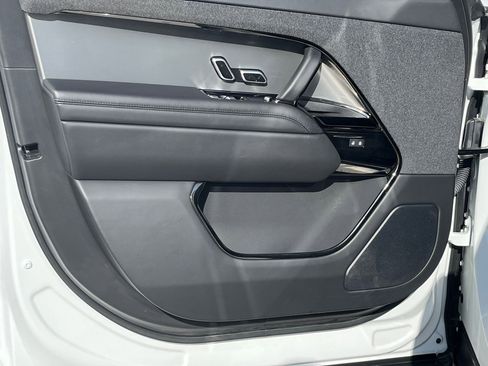 Used 2025 Land Rover Range Rover Sport SE image 12