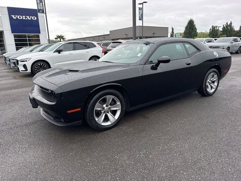 Used 2018 Dodge Challenger SXT RWD image 1