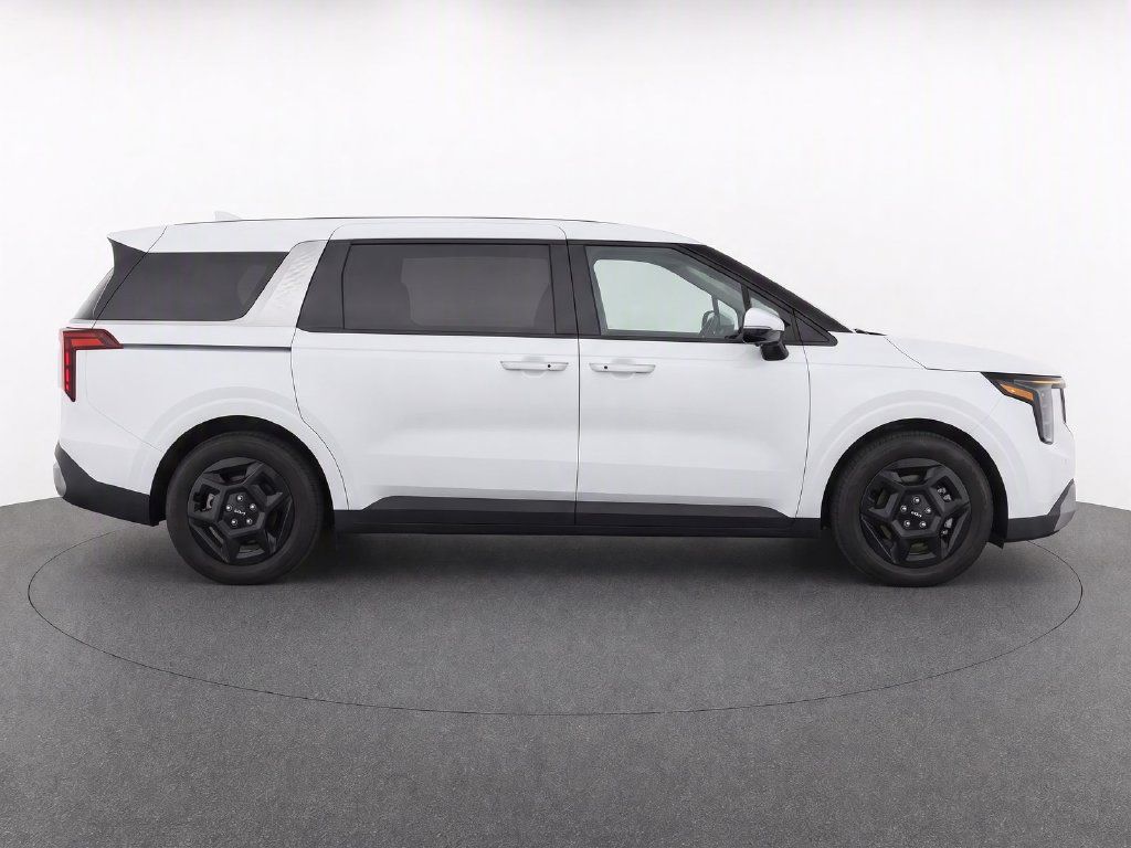 Used 2025 Kia Carnival FWD image 10