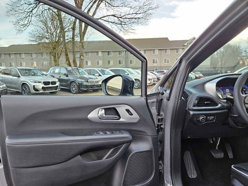 Used 2025 Chrysler Pacifica Limited image 22