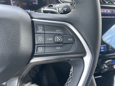 Used 2024 Jeep Grand Cherokee Limited w/ Luxury Tech Group II AWD/4WD image 16