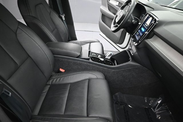Used 2023 Volvo XC40 B4 Ultimate FWD image 19