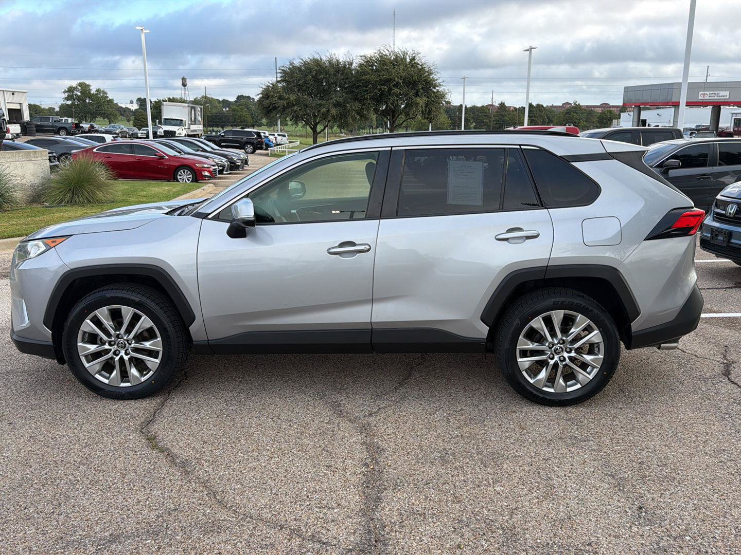 Used 2019 Toyota RAV4 XLE Premium w/ Cold Weather Package FWD image 6