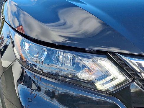 Used 2020 Nissan Rogue Sport SV image 9