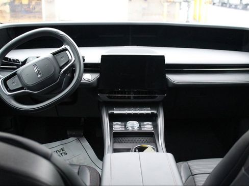 Used 2025 Lincoln Nautilus Reserve w/ Jet Appearance Package image 9