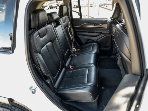 Used 2023 Jeep Grand Cherokee Limited image 46