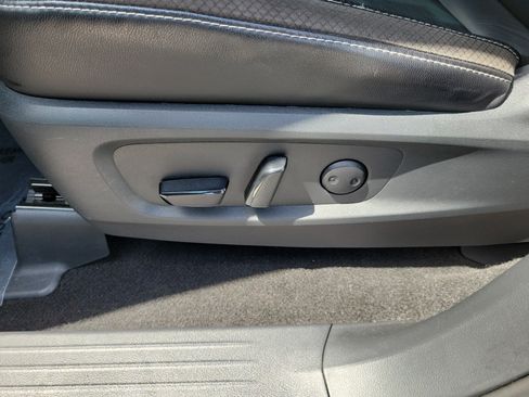 Used 2024 Nissan Pathfinder SL w/ Black Appearance Package FWD image 12