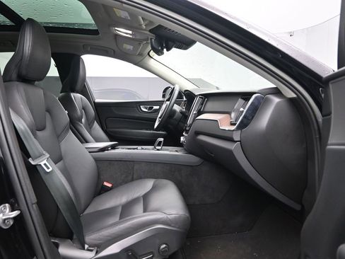 Used 2023 Volvo XC60 B5 Plus image 34