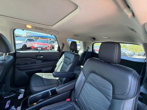 Used 2023 Nissan Pathfinder Platinum AWD/4WD image 10