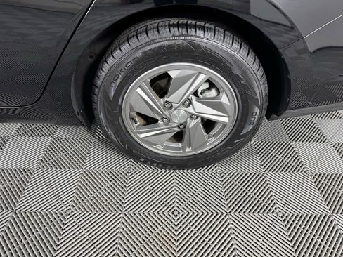 Used 2025 Hyundai Elantra SE image 31