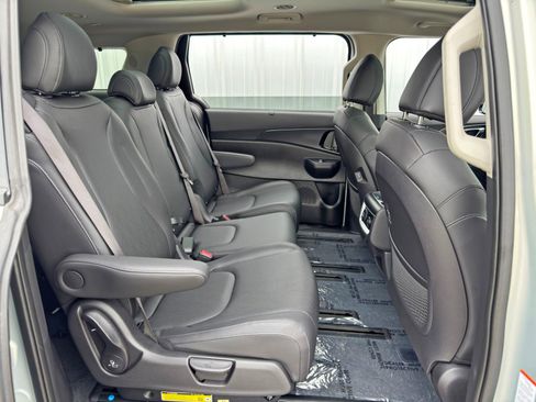 Used 2025 Kia Carnival SX w/ SX Dark Edition Package image 42