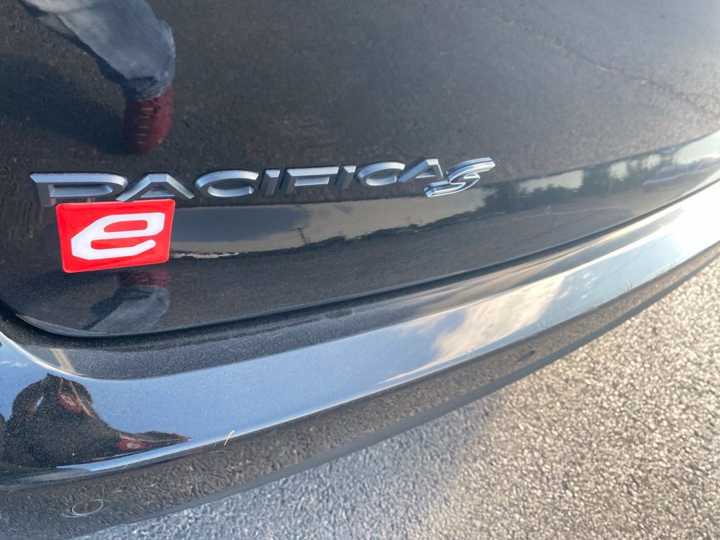 Used 2025 Chrysler Pacifica Limited FWD image 42