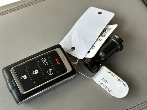 Certified 2022 Jeep Grand Cherokee L Overland RWD image 30