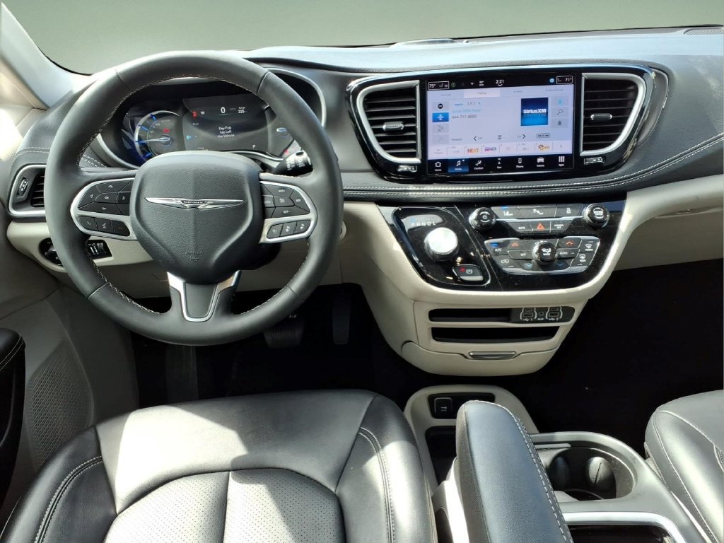Used 2024 Chrysler Pacifica Limited FWD image 8