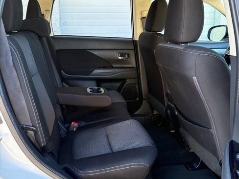 Used 2017 Mitsubishi Outlander ES image 30