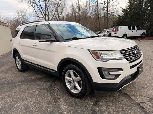 Used 2016 Ford Explorer XLT w/ Equipment Group 202A image 9