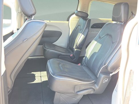 Used 2022 Chrysler Pacifica Limited w/ Uconnect Theater Family Group image 27