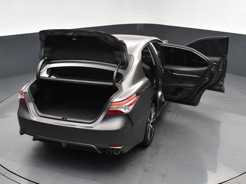 Used 2020 Toyota Camry SE w/ Carpet Mat Package image 27