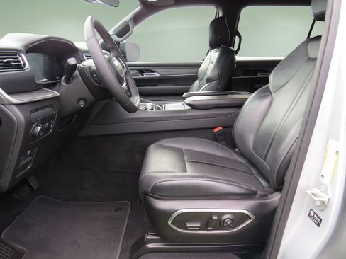 Used 2024 Jeep Wagoneer L Series II w/ Flexible Seating Group AWD/4WD image 17