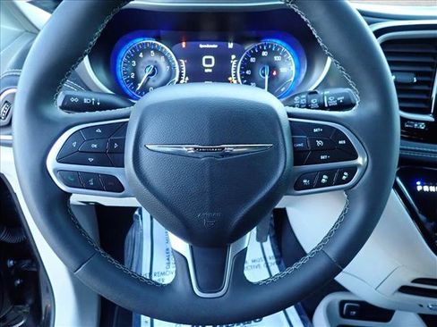 Used 2023 Chrysler Pacifica Touring-L FWD image 15