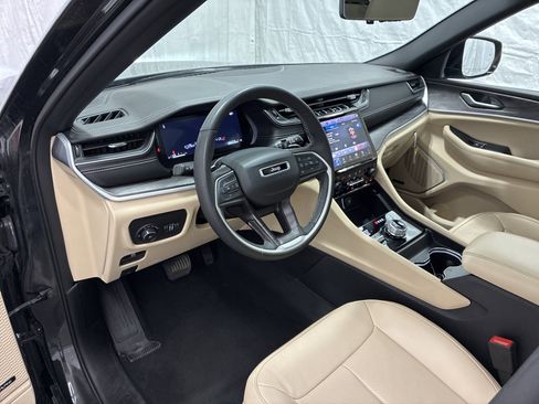 Certified 2024 Jeep Grand Cherokee L Limited w/ Luxury Tech Group II AWD/4WD image 16