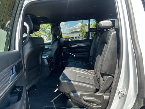 Used 2024 Jeep Wagoneer Series II w/ Flexible Seating Group AWD/4WD image 22