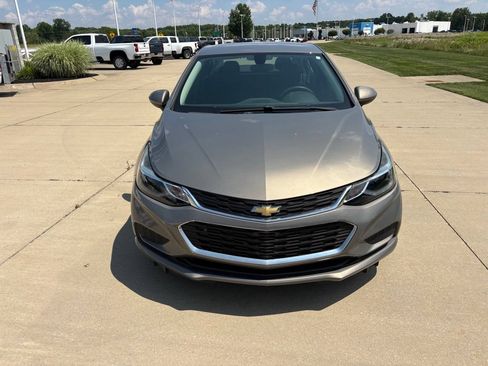 Used 2018 Chevrolet Cruze LT w/ Convenience Package FWD image 9