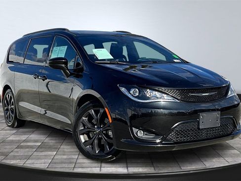 Used 2018 Chrysler Pacifica Touring-L w/ Premium Audio Group image 2