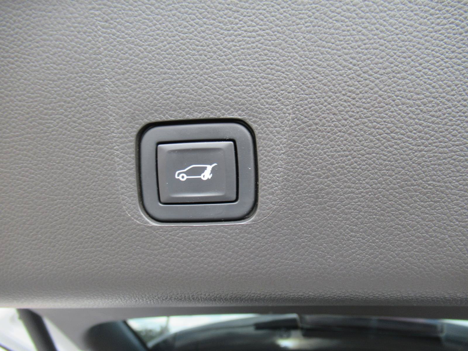Certified 2023 Chevrolet Traverse High Country FWD image 41