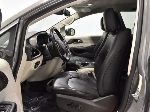 Used 2020 Chrysler Pacifica Touring-L Plus image 10