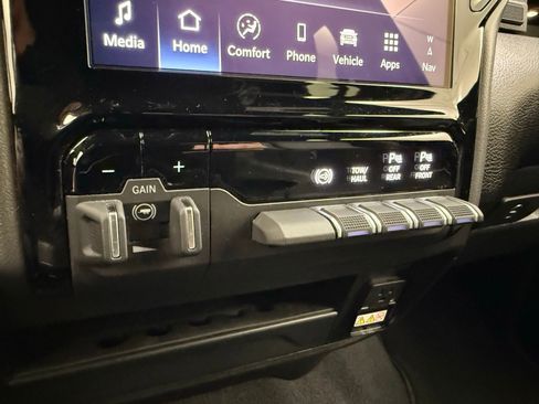 Used 2025 RAM 2500 Laramie AWD/4WD image 25