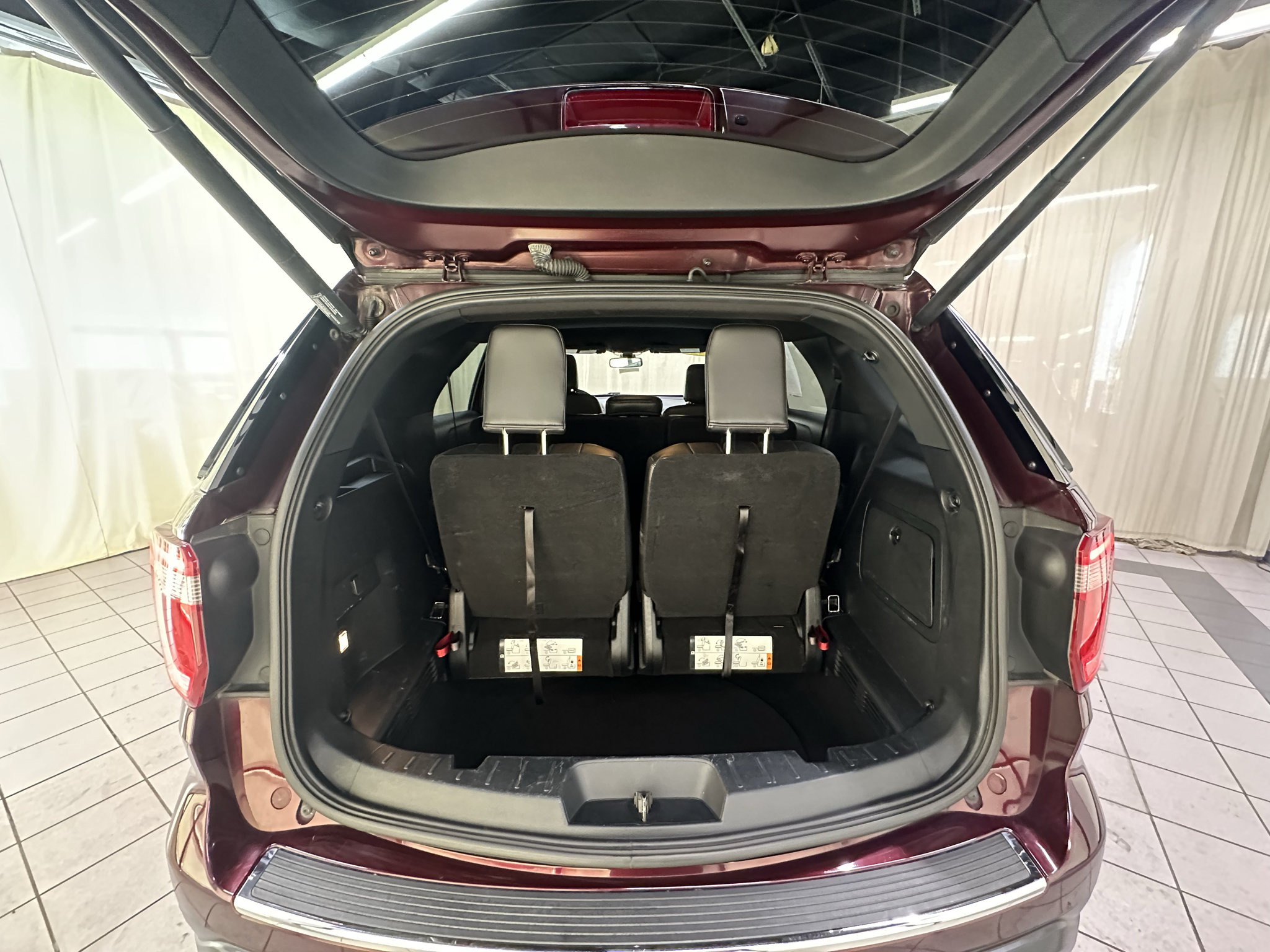 Used 2018 Ford Explorer XLT w/ Equipment Group 202A AWD/4WD image 18