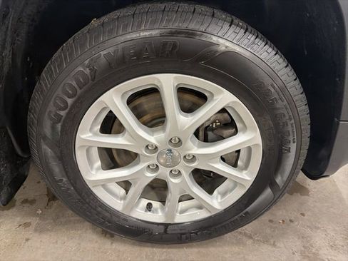 Used 2018 Jeep Cherokee Latitude Plus w/ Cold Weather Group image 24