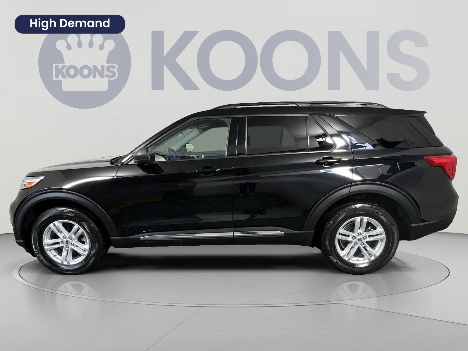 Certified 2023 Ford Explorer XLT w/ Equipment Group 202A AWD/4WD image 1