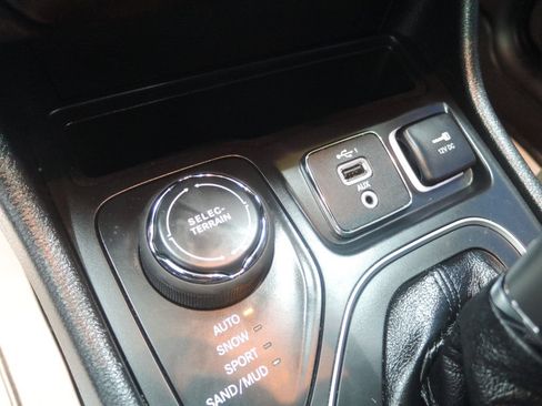 Used 2022 Jeep Cherokee Latitude Lux w/ Sun & Sound Group AWD/4WD image 22