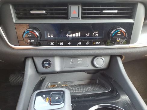 Used 2025 Nissan Rogue SV FWD image 21