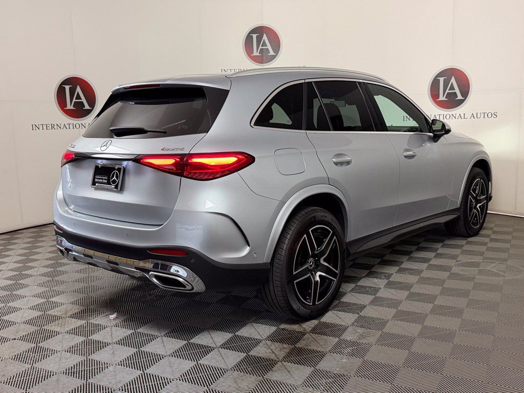 Used 2025 Mercedes-Benz GLC 300 4MATIC image 8