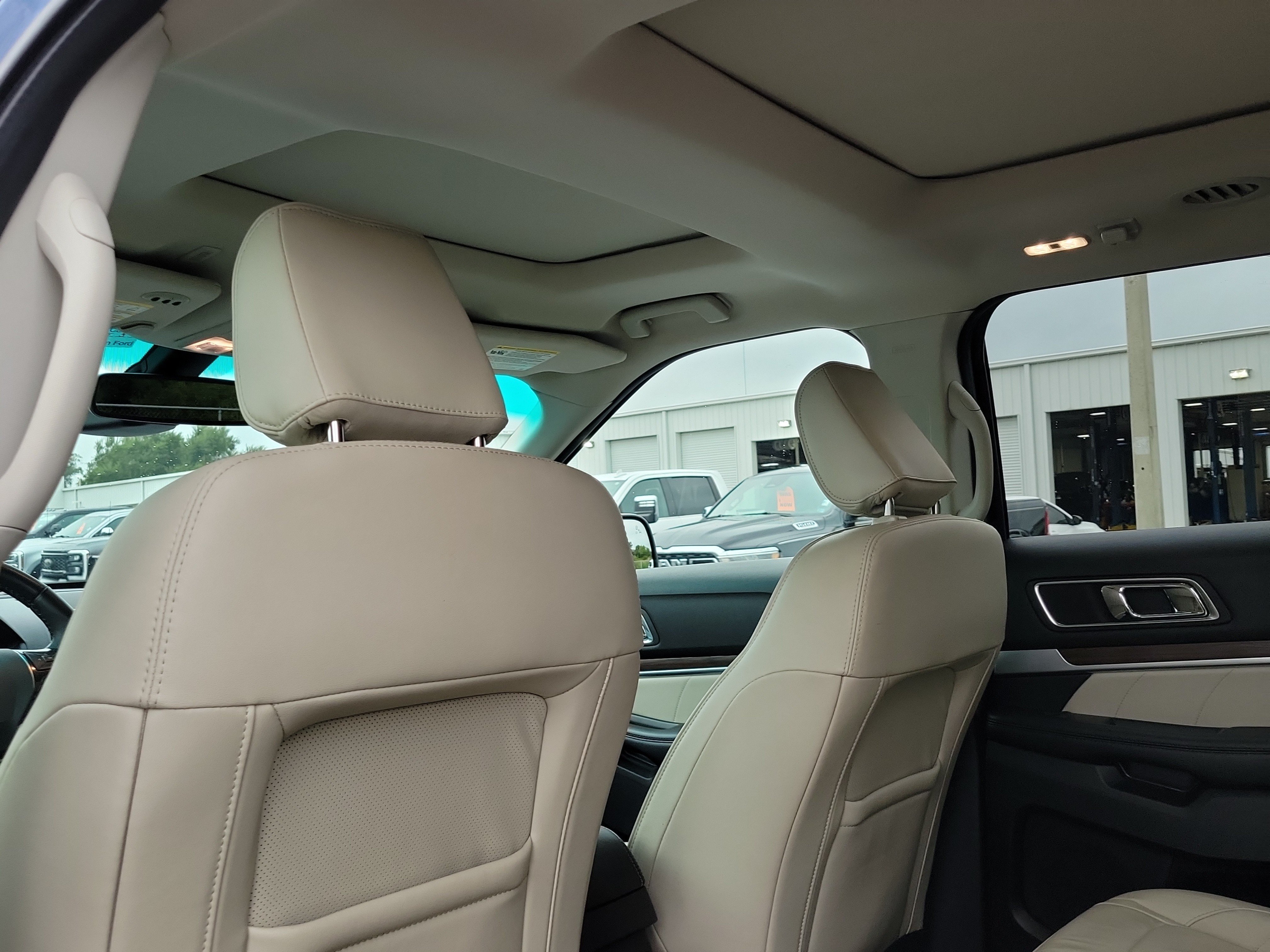 Used 2019 Ford Explorer Limited w/ Limited Luxury Package FWD image 14