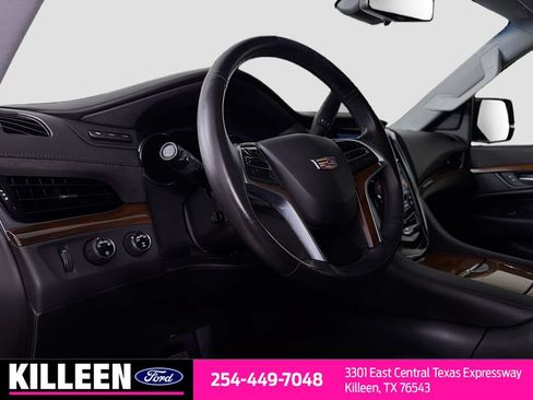 Used 2018 Cadillac Escalade Luxury AWD/4WD image 11