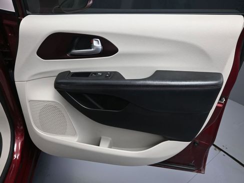 Used 2018 Chrysler Pacifica Limited image 37