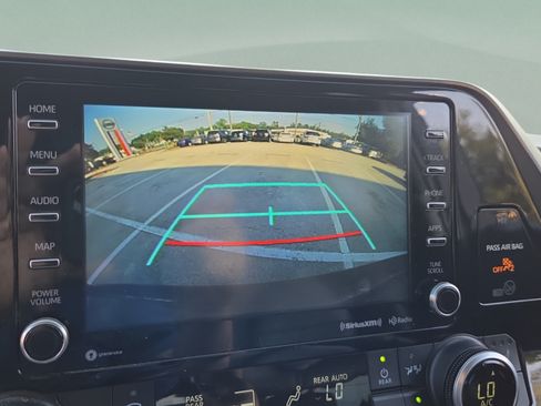 Used 2021 Toyota Highlander XLE FWD image 20