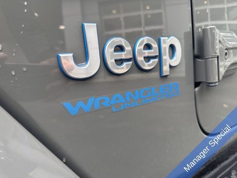 Used 2022 Jeep Wrangler Unlimited Sahara w/ Cold Weather Group image 10