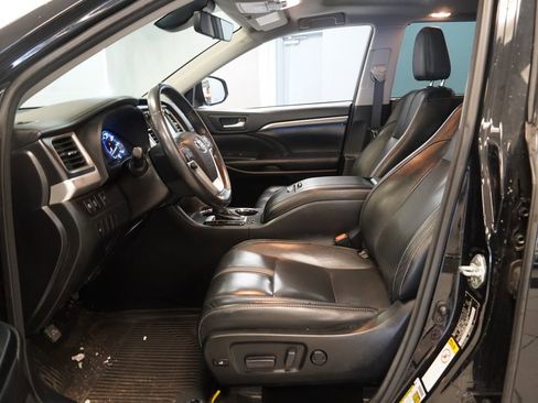 Used 2017 Toyota Highlander SE image 4