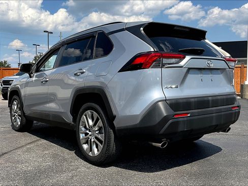 Used 2019 Toyota RAV4 XLE Premium FWD image 4
